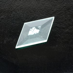 Diamantformad glas 4,4x7,6cm